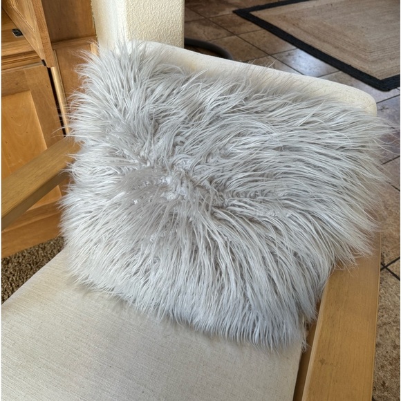 Decorative Faux Fur Throw‎ pillow - Picture 1 of 3